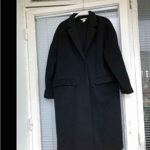  - Kappa i ganska fint skick från h&m säljes. Strl: 40 men sitter snyggt och oversize på mig som är en normal S. 