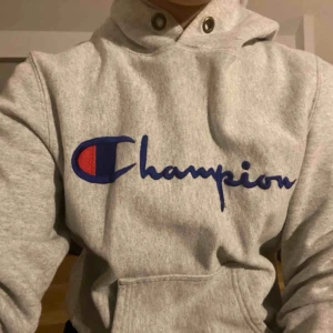  - Ljusgrå Championhoodie, den ser mörkare ut på fotot pga ljuset. Tydligt använd men köpte den för 1100 kronor!  Storlek S men ganska liten i storleken och av väldigt tjockt material.