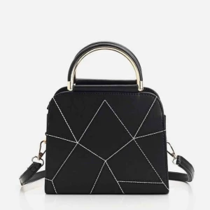  - Svart och vit handväska i väldigt bra skick! Möts upp i uppsala eller fraktar. 