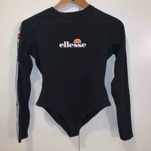  - Oanvänd ellesse body. Säljer då den är för liten för mig. Storlek: UK 12/EUR 38 Ord pris: 300kr