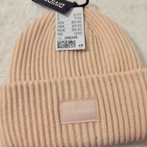  - Säljer en helt ny mössa som är köpt i H&M , ordinarie priset köptes för 90 kr. Väldigt fin Peach/rosa färgad mössa , och liknar Acne mössa. 