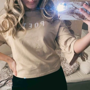  - Beige sweater med volangdetaljer på ärmarna<3 I nyskick!!