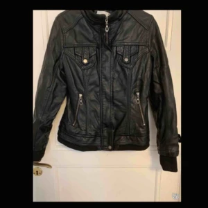  - Äkta läder jacka.  Strl M. Nyskick!