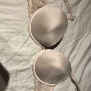  - Har varit vikt så den ser lite konstig ut men jättefin!  (Vid köp av flera bh-ar blir det paketpris!)