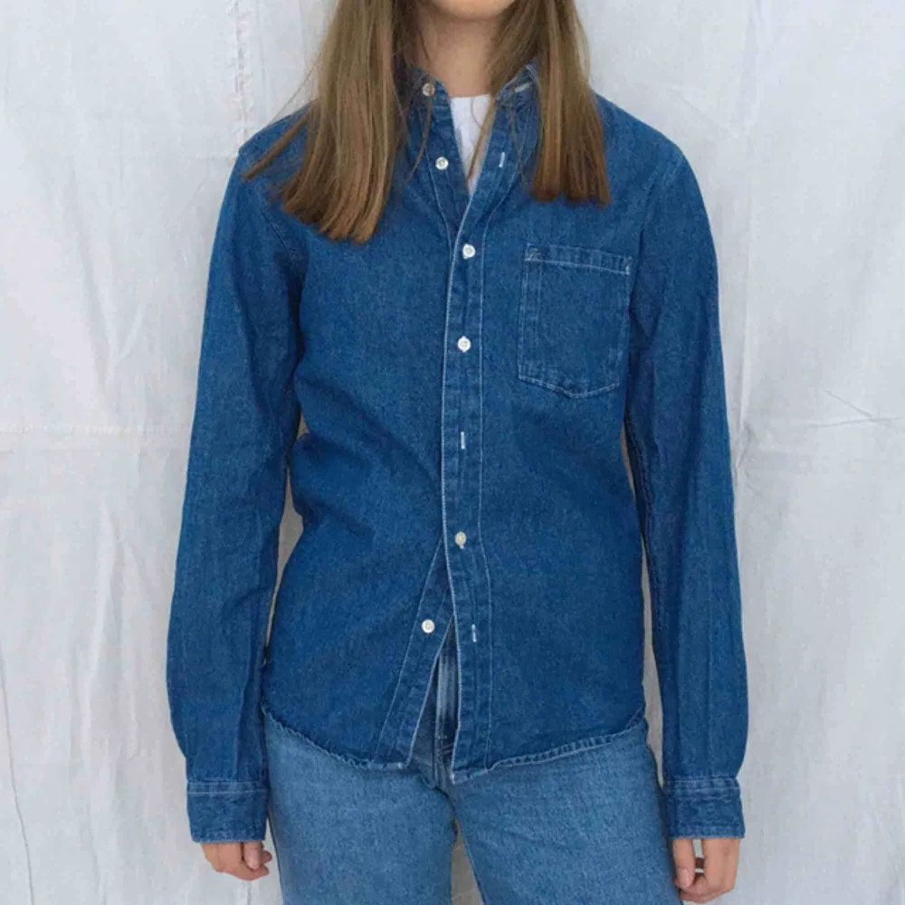 Jeansskjorta från lager 157, herrstorlek S! Frakt tillkommer på 45kr<3. Skjortor.
