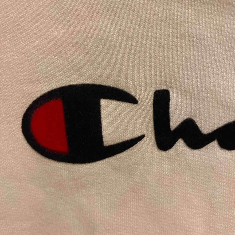 Säljer en vit Champion hoodie med marin blå sammets champion text! Jätte mysig osv men inte riktigt min grej! Den är i bra kvalité då jag inte använt den så mycket. Köpt för ca 400kr  . Hoodies.