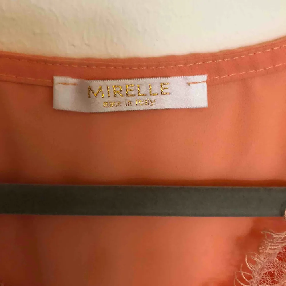 Jättefin orange blus från Mirelle. Känns lyxig och sval mot huden. Perfekt till vår och sommar.  Köparen står för frakten. . Blusar.