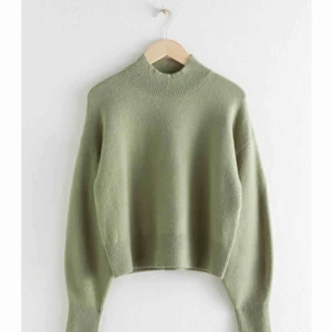  - Snygg tröja från orgier stories. Super skön och mjukt.  Jag är en s i tröjor och denna sitter perfekt. Köptes ca 3 månader sedan för 400kr och säljs för 190kr + 60kr frakt. Helt slutsåld!!