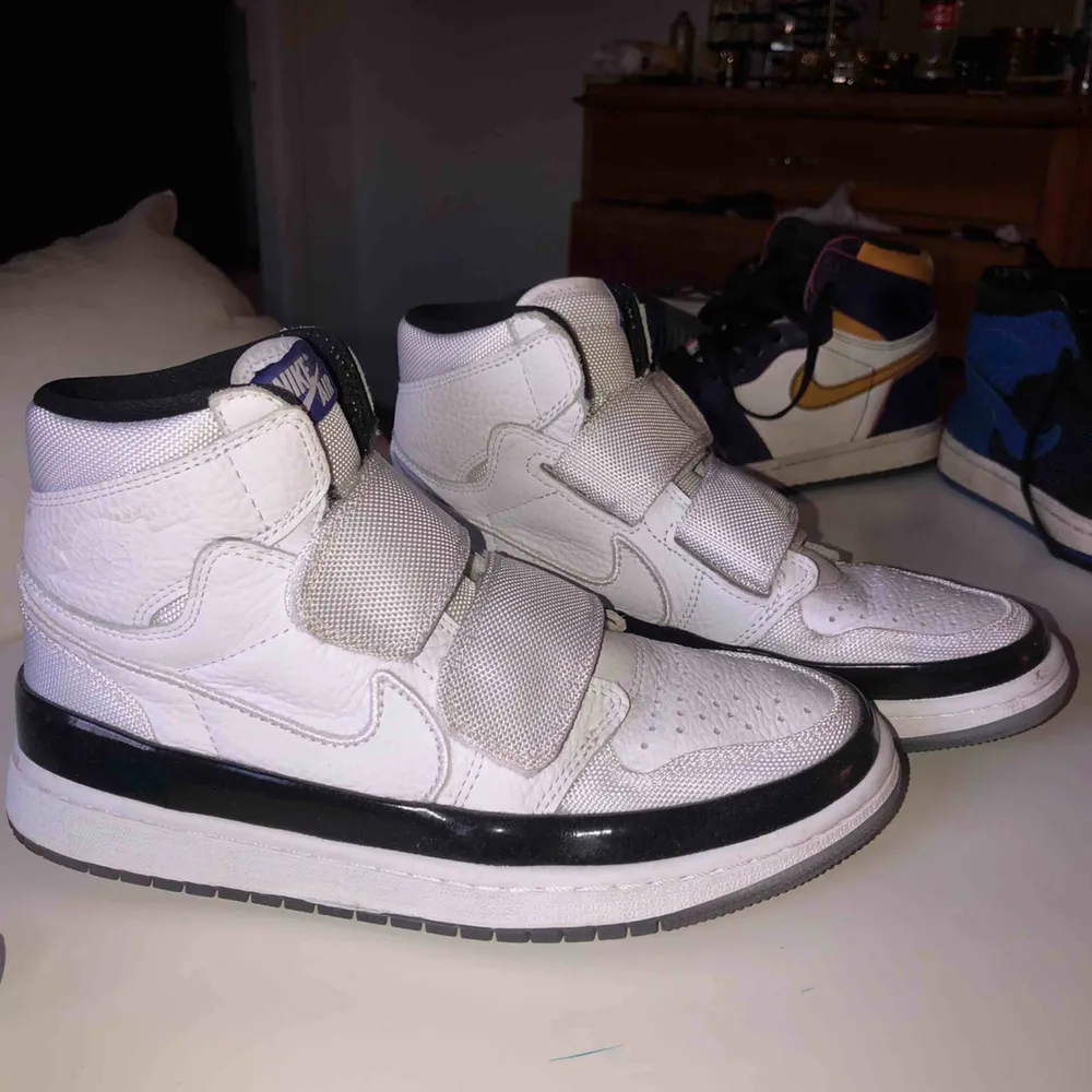 Snygga Nike jordans storlek 40 Nästan aldrig använda, köpte fel storlek  Buda. Skor.