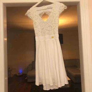  - Vit klänning jag hade på mig under min student 2019. Väldigt bekväm och har fin passform. Öppen i ryggen. Inköpt på bubbleroom.