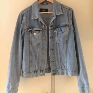  - Snygg deminjacka i ljust jeanstyg! 