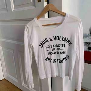 Långärmad tröja från Zadig Voltaire! Gott skick. Storlek står ej på tröjan men passar en S! Säljer för 500kr. Inköpt för ca 2 år sedan. Kan frakta men då står du för frakten oavsett pris! (Såld på annan plattform)