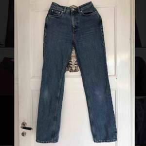 Super snygga blåa Voyage jeans från weekday💞 säljer pga för små. Köparen står för frakt men kan även mötas upp i centrala Stocholm 💞