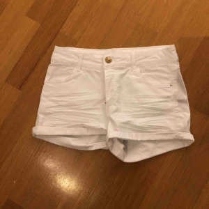  - Vita shorts. Aldrig använda