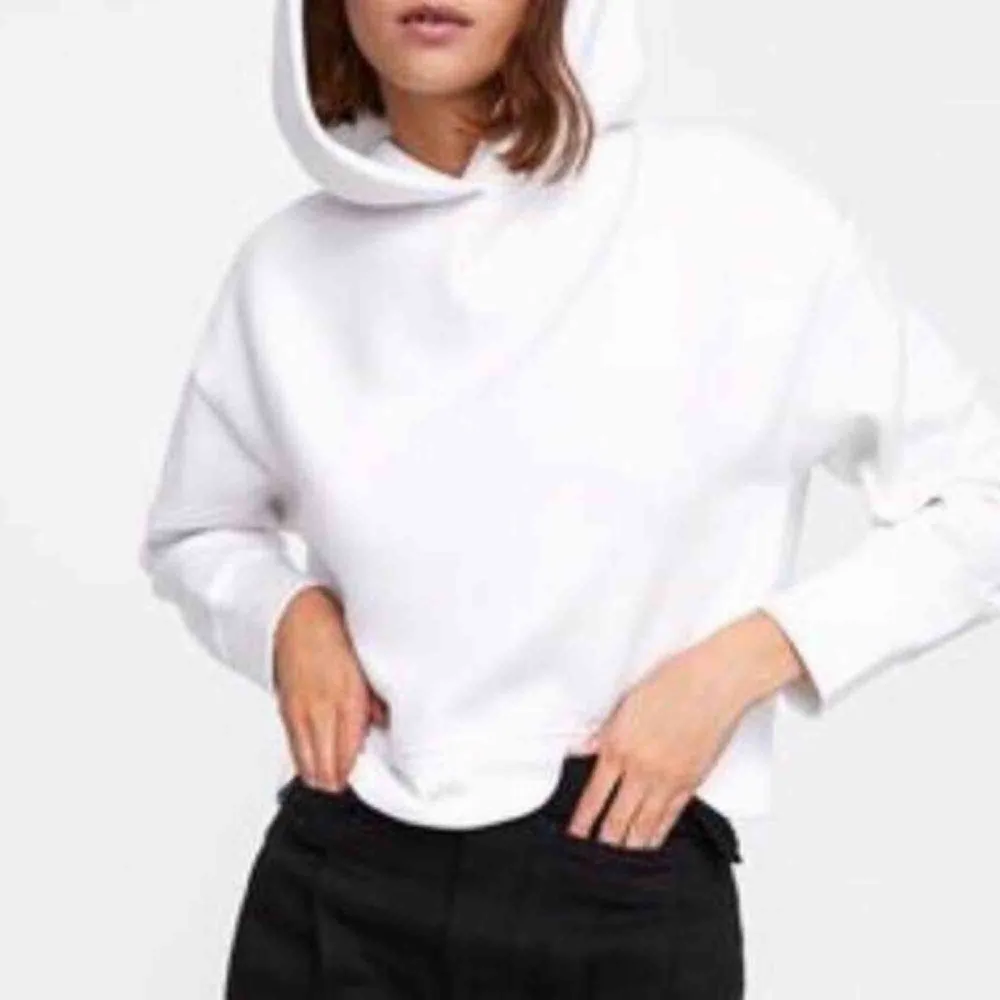 Väldigt vit (ej gulaktig) hoodie fr Zara i stl M men passar bra på mig som är Xs/S, lite oversize då! Första bilden är ej min men svårt att visa hur den sitter på annars. Hoodies.