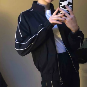  - Säljer detta set från Lindex. Mörkblått/ vitt, och knappt använt. Både byxorna och koftan säljs alltså! Pm vid frågor❤️