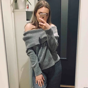  - Super Duper Mysig Tröja som är lite tjockare. den är tyvärr för stor för mig så typ aldrig använd. Både varm och mysig. DEN STICKS INTE. 🥰