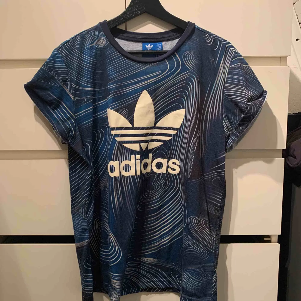 Snygg ADIDAS t-shirt stl 36 . T-shirts.