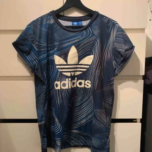 - Snygg ADIDAS t-shirt stl 36 