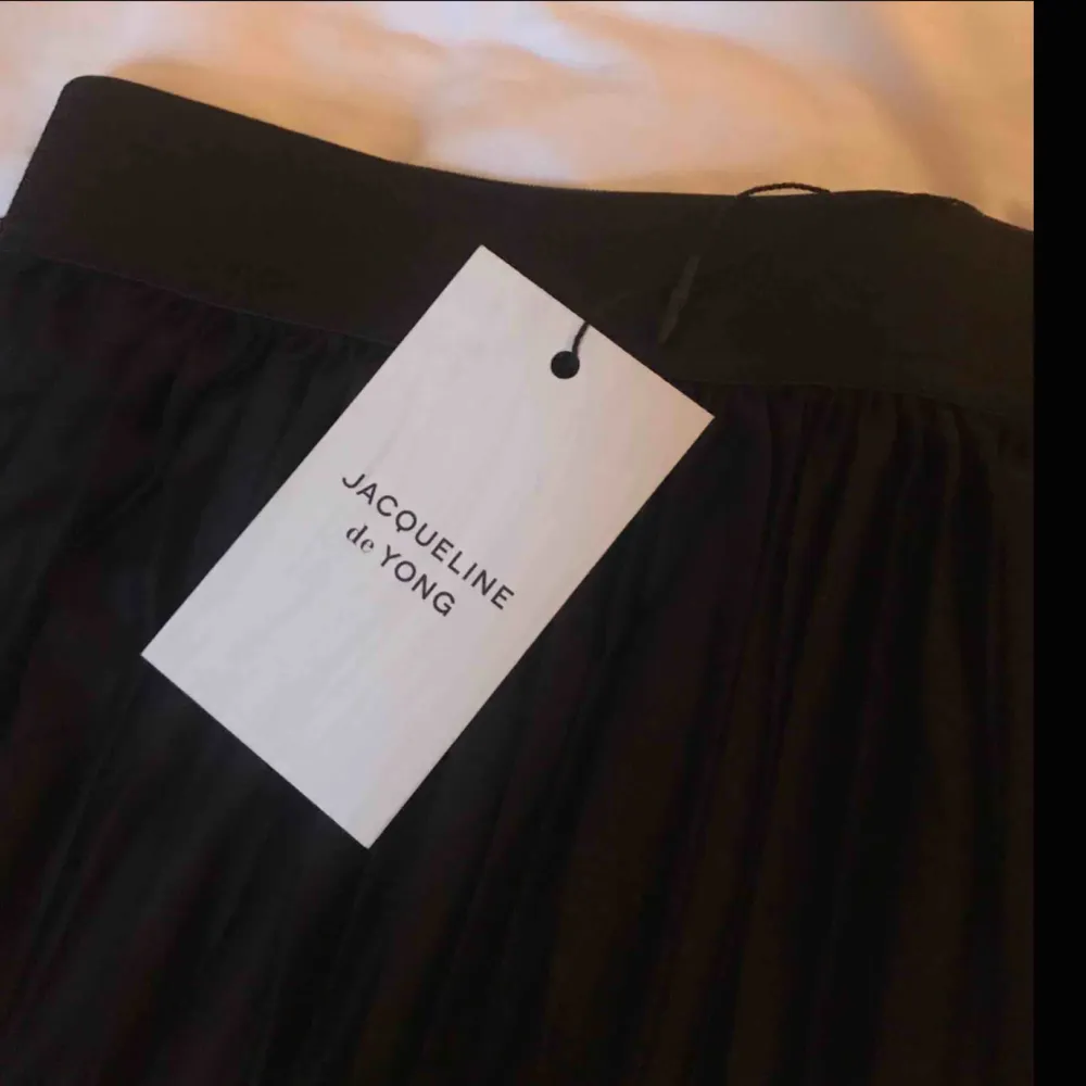 Helt ny kjol från Jacqueline de Yong. Köpt för 199kr, säljer för 150kr inkl frakt pga den är helt oanvänd🤍🤍. Kjolar.