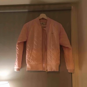  - En fin vårjacka i skönt material. Använd ett fåtal ggr. Som ny. 