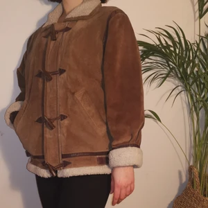  - Höstjacka mocka, fårskinnskrage