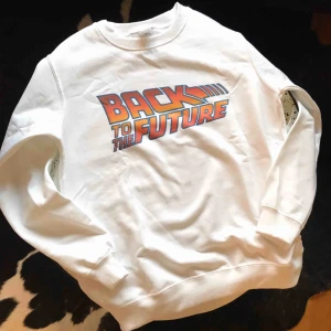  - Back to the future sweatshirt. Helt ny, slutsåld från Zara. Därför köpt från utländsk hemsida (okänd). Säljer då jag ångrar mitt köp. Frakt tillkommer 💌