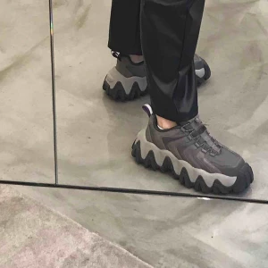  - Säljer mina eytys halo-skor som knappt har kommit till användning. De är fint skick, som nya. Nypris var 3800.  