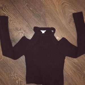  - En fin och mysig stickad tröja med öppna axlar, är i helt nytt skick och är lite mindre i storleken.