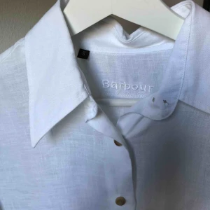  - Linneskjorta från Barbour i strl S. Bruna knappar. Nästintill aldrig använd. Köpren står för frakten<3