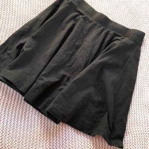 Vanlig svart kjol från Cubus, köpt för några år sen. Använt skick men ser ut som ny. 