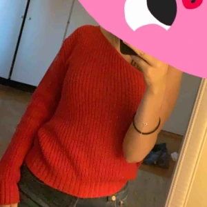  - En röd stickad one shoulder tröja, jättefin men inte min stil längre. Den är använd ca 2 gånger. Inga fläckar eller nånting, stl S men på mig är den lite stor