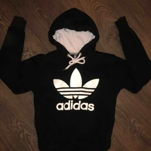  - En basic svart adidas tjocktröja med vita detaljer, ser ut som ny!