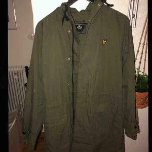  - Grön kappa från Lyle & Scott, fint skick, lite skrynklig men så fort man stryker den så blir den riktigt snygg. Den är i storlek S men känns mer som M. 