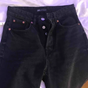  - Säljer ett par sjukt snygga typ mom jeans från zara. Köpt för 350kr, har använt Max 2 gånger! Inget fel på de utan de va lite stora för mig. Kan mötas och skicka!