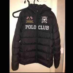  - Säljer min vinson polo club jacka för bra pris. Använd  några gånger, 9/10 i skick. Kan gå ner i pris vid snabb affär