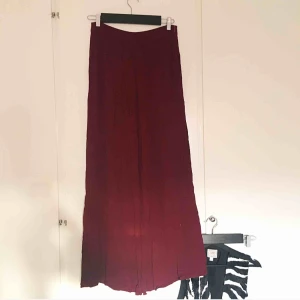  - Jättefina vinröda, tunna sommarbyxor! Knappt använda