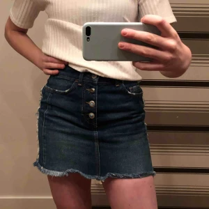  - Söt jeanskjol ifrån Zara med unika knappar. Slitningar på sidan och där kjolen slutar. Endast använd ett fåtal gånger så i mycket fint skick!! 💕💕 