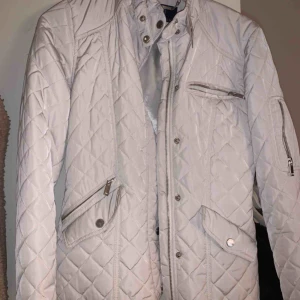  - Super fin beige höst jacka från Stockholm LM. Använd va 5ggr och passar xs-m beroende på hur man vill att den ska sitta. Köpt för 1800, pris kan diskuteras! Kan frakta :) 