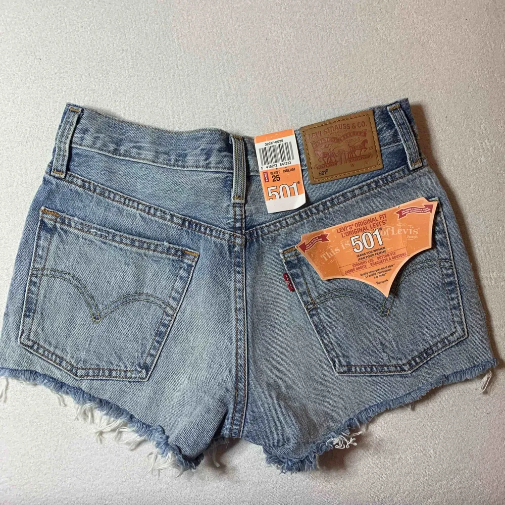 Riktigt snygga levi’s 501 jeansshorts i storlek 25, köpt på Nelly.com . Shorts.