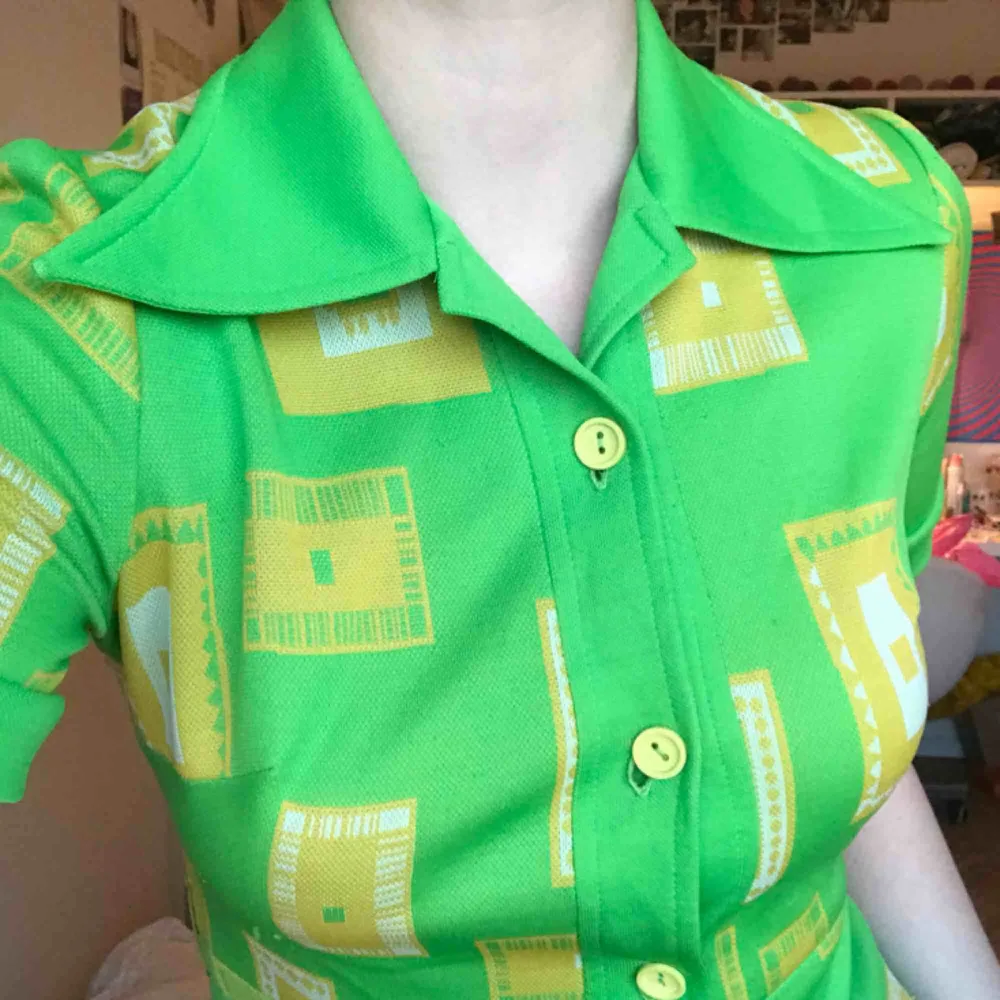 En skitcool grön tröja med gula detaljer och nervikt krage.  Passar bäst storlek S. Möts upp i Stockholm.  Kan skickas mot fraktkostnad❤️ . T-shirts.