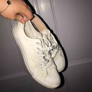  - Vita Converse med lågt skaft i fint skick 🥰⚡️