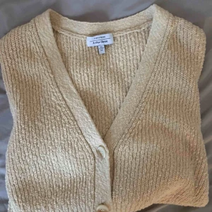  - Stickad kofta från &otherstories! Knappt använd! Möts gärna upp i Malmö, annars tillkommer frakt :)