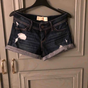  - Blåa slitna short från Hollister! Storlek 0, XS Bra kvalité!  Frakt tillkommer! 