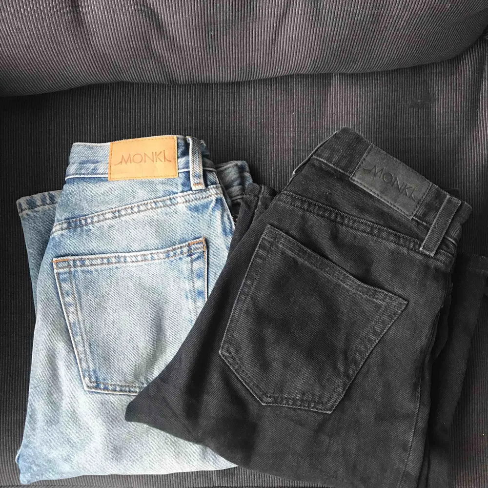 Två par jeans från Monki i modellen Yoko. 200kr/st eller båda för 500kr. Köparen står för frakten! . Jeans & Byxor.