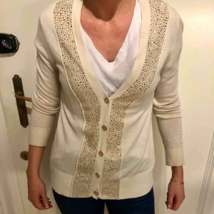  - Passar en small. Personen på bilden är 170 cm och har storlek s. Mycket sparsamt använd