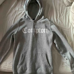  - Säljer min hoodie som är från junkyard, knappt använd storlek S.