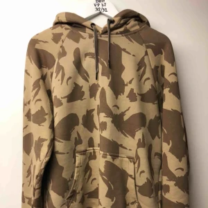 - Camohoddie från Peak performance  Modellen är 185 cm och har strl L Skick 9/10 Säljes på grund av att den inte passar min stil 