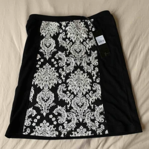  - Ny kjol med lapp kvar i storlek s, passar även M! Nypris 249kr. Sitter tajt och snyggt🤗