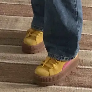 Puma Fenty by Rihanna är skor med en platå på ca 5cm dom är används typ 3 gånger så dom är i väldigt bra skick. Nypris var runt tusenlappen. Frakt tillkommer💌